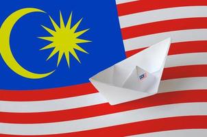 bandera de malasia representada en el primer plano de la nave de origami de papel. concepto de artes hechas a mano foto
