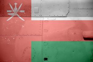 bandera de omán representada en la parte lateral del primer plano de un helicóptero blindado militar. Antecedentes conceptuales de los aviones de las fuerzas armadas. foto