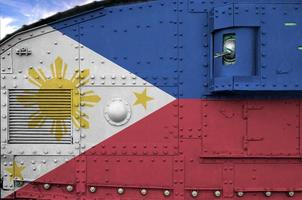 bandera de filipinas representada en la parte lateral del primer plano del tanque blindado militar. antecedentes conceptuales de las fuerzas armadas foto