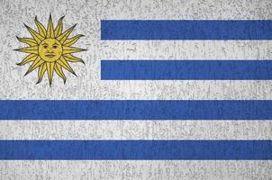 bandera de uruguay representada en colores de pintura brillante en la antigua pared de yeso en relieve. banner texturizado sobre fondo áspero foto