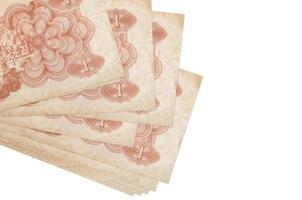 1 billete de cupón ucraniano se encuentra en un pequeño grupo o paquete aislado en blanco. maqueta con espacio de copia. negocios y cambio de moneda foto