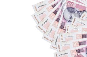 20 billetes de kunas croatas se encuentran aislados en fondo blanco con espacio de copia. fondo conceptual de vida rica foto