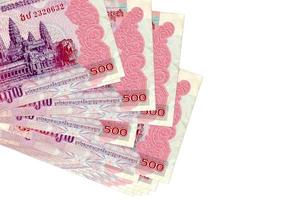 Los billetes de 500 rieles camboyanos se encuentran en un pequeño grupo o en un paquete aislado en blanco. maqueta con espacio de copia. negocios y cambio de moneda foto