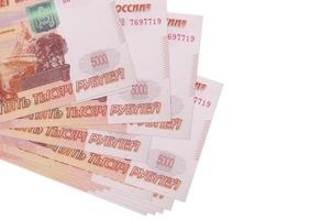 Los billetes de 5000 rublos rusos se encuentran en un pequeño grupo o paquete aislado en blanco. maqueta con espacio de copia. negocios y cambio de moneda foto