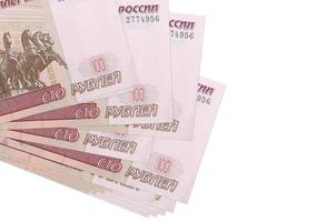 Los billetes de 100 rublos rusos se encuentran en un pequeño grupo o paquete aislado en blanco. maqueta con espacio de copia. negocios y cambio de moneda foto