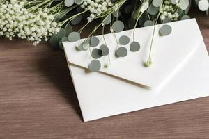 maqueta para una carta o invitación de boda con ramas y hojas. Cobertura natural de luz y sombra. foto