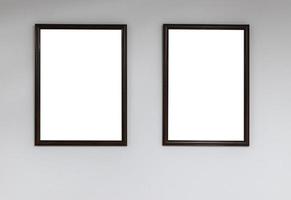 dos marcos vacíos en una pared blanca