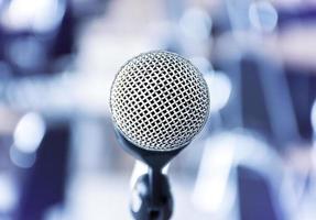 cierre el micrófono con trípode en el escenario de la sala de seminarios. foto