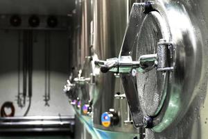 pequeño tanque de fermentación de cerveza en la sala de control de temperatura foto