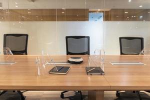 tres sillones para entrevista en sala de reuniones