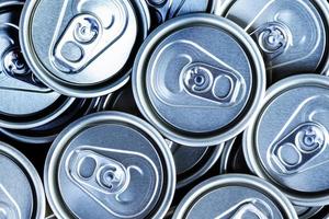 cerrar tapas de latas de aluminio utilizadas para contener bebidas