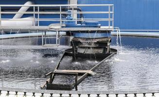 balsas de tratamiento de aguas residuales de plantas industriales foto