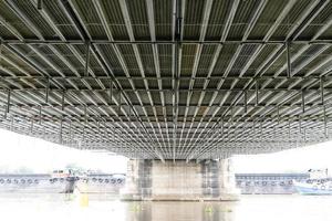 andamios de estructura de acero en los trabajos de renovación del puente sobre el río foto