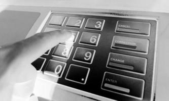 el problema de error de atm no tiene dinero o está fuera de servicio o se rompió y el color blanco y negro representa un concepto infeliz. foto