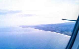 volando en avion sobre la costa de oaxaca mexico. foto