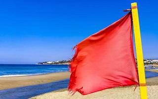 bandera roja prohibido nadar olas altas en puerto escondido mexico. foto