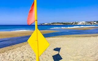 bandera roja prohibido nadar olas altas en puerto escondido mexico. foto