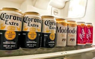 puerto escondido oaxaca mexico 2022 latas de cerveza en el refrigerador en puerto escondido mexico. foto