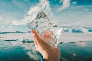 hombre de cerca que muestra hielo en la foto del concepto de glaciar