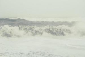 olas espumosas en la foto del paisaje de la tormenta