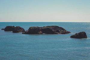 grandes rocas en la foto del paisaje de agua de mar