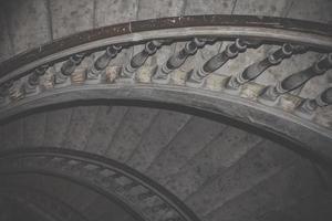 Escaleras de caracol en la foto interior del edificio antiguo