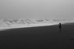 persona silueta en la costa monocromo paisaje foto