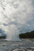 grupo de turistas en la foto del paisaje del géiser strokkur