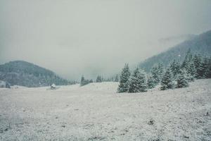 montaña pintoresca en la foto del paisaje de la tormenta de nieve