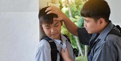 el enfoque suave de los niños del sudeste asiático son las peleas y las peleas, las peleas entre amigos, los malentendidos y el concepto de perdón mutuo entre amigos. foto