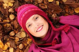 mujer con hojas de otoño foto