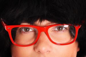mujer con anteojos rojos foto
