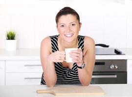 mujer en la cocina foto