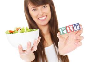 mujer en forma con ensalada foto