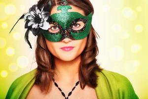 mujer con mascara de carnaval foto