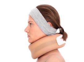 mujer con dolor de cuello foto
