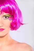 mujer con cabello rosa foto