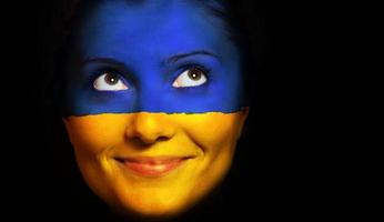 pintura de la cara de la bandera de Ucrania foto