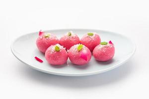 delicioso chumchum rosado o sabor a rosa cham cham o rasgulla o rasagola, rosogola, rosogolla foto