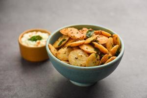 mini idli fry con chutney de coco foto