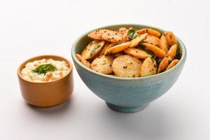 mini idli fry con chutney de coco foto