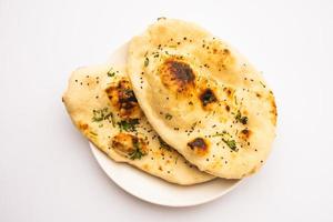 naan, pan nan servido en un plato, aislado foto