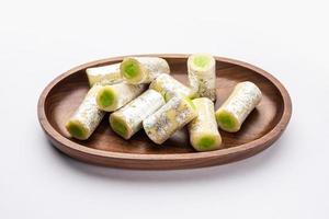 rollo de pistacho kaju o rollos de pistacho de anacardo mithai o sigar, dulce indio o postre para festivales foto