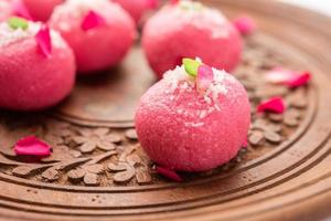 delicioso chumchum rosado o sabor a rosa cham cham o rasgulla o rasagola, rosogola, rosogolla foto