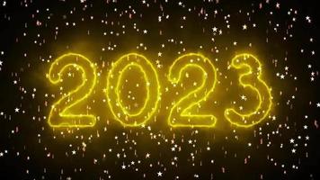 texto 2023 animação e bolas de natal voadoras isoladas em fundo preto, 2023 ano novo, modelo de design feliz 2023 ano novo conceito feriado cartão animado video