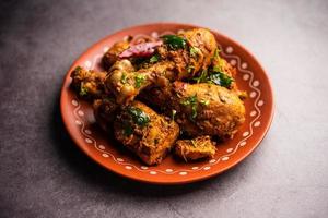 carne de cordero o pollo sukha, murgh picante seco o carne de cabra servida en un plato o bol foto