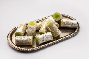 rollo de pistacho kaju o rollos de pistacho de anacardo mithai o sigar, dulce indio o postre para festivales foto