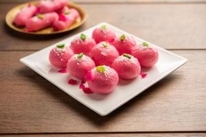 delicioso chumchum rosado o sabor a rosa cham cham o rasgulla o rasagola, rosogola, rosogolla foto