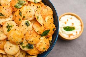 mini idli fry con chutney de coco foto