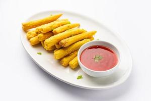 Pakoda de maíz frito crujiente, pakora o buñuelos de maíz para bebés servidos con ketchup, comida india